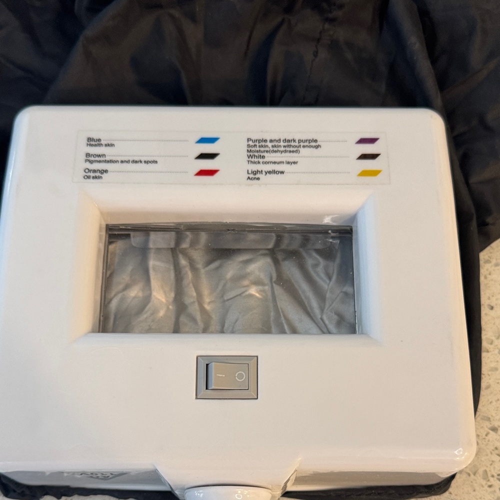 White Tissue Dispenser with Viewing Window